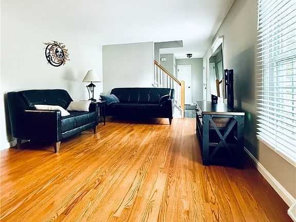 3rd image of 310 Green Hill Dr