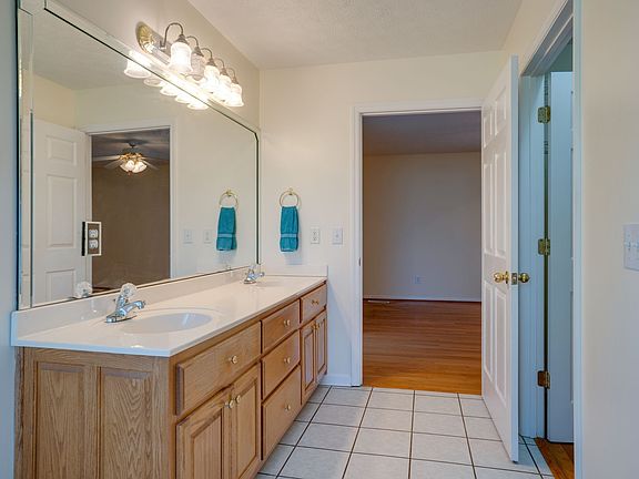 15th image of 134 N Harris Rd