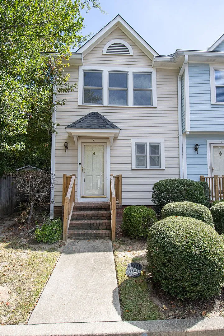 Charming 2-Bedroom Townhome in Market Village — Photo 2