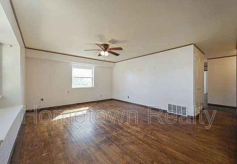 1805 NE 53rd St — Photo 3