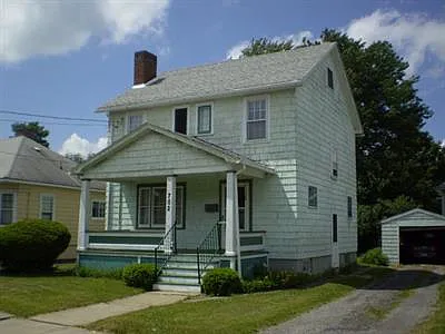 702 Thompson St photo 1