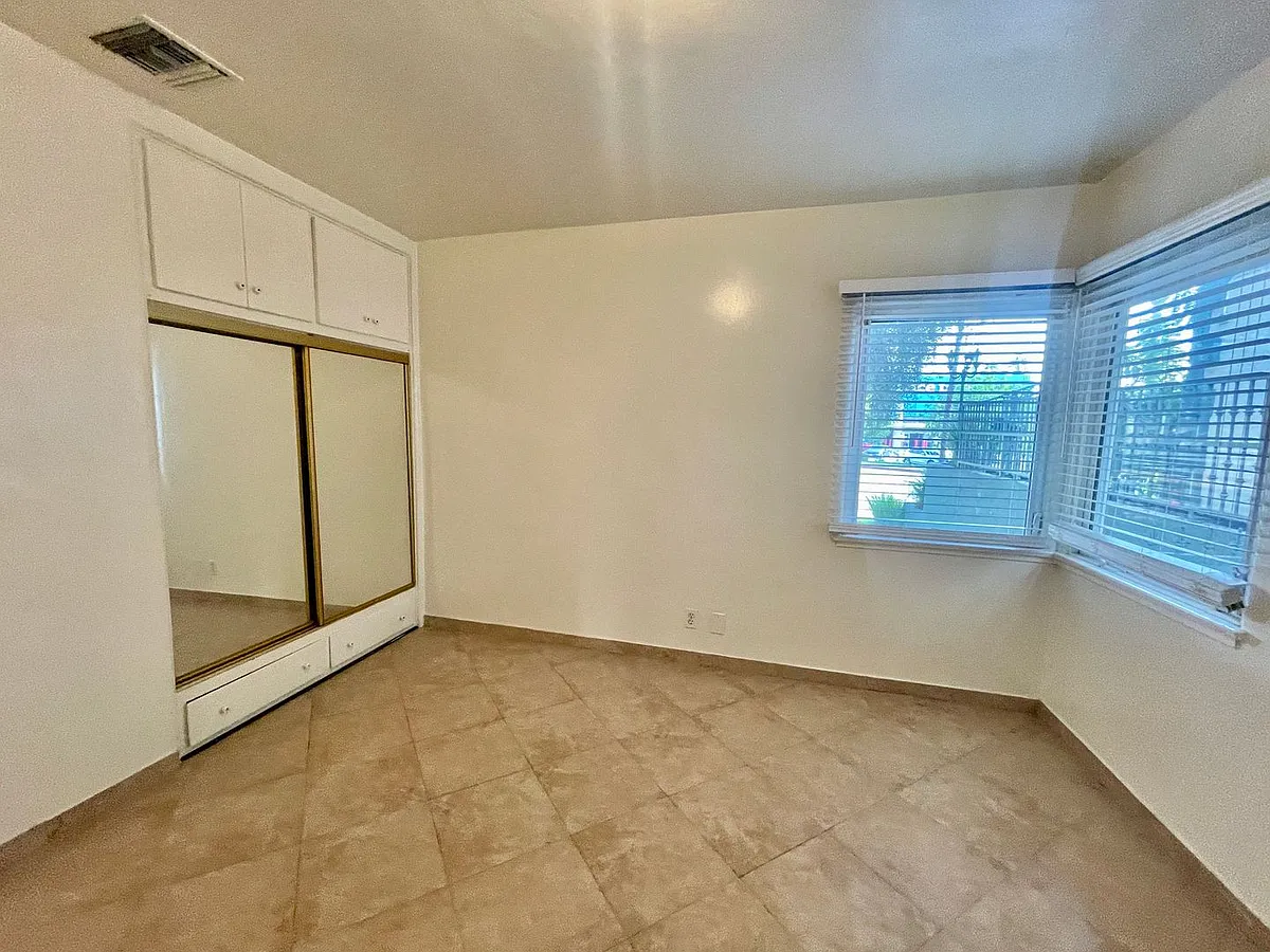 Building Photo - 237 E Burbank Blvd #A