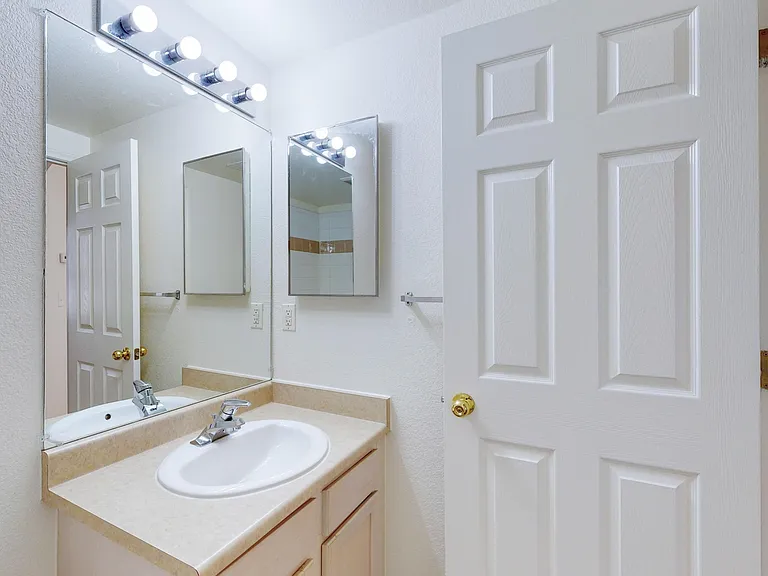 Tiburon Apartments Bathroom