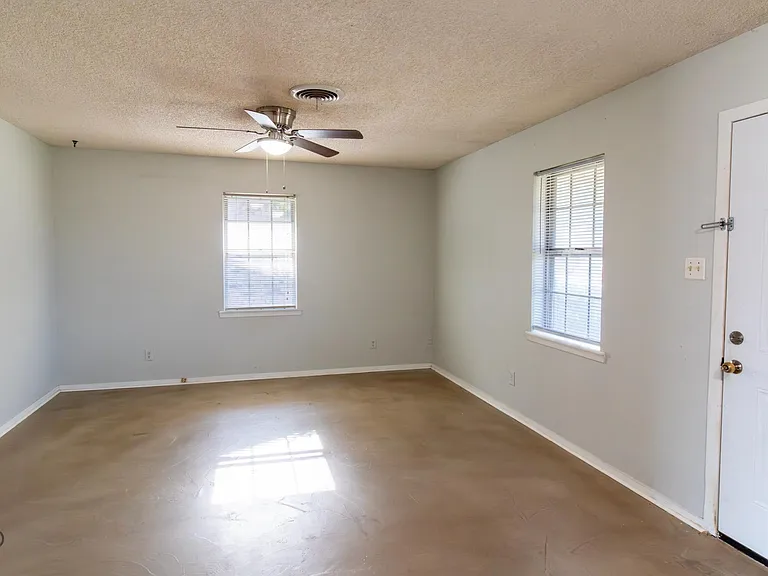 1303 Mockingbird St — Photo 3