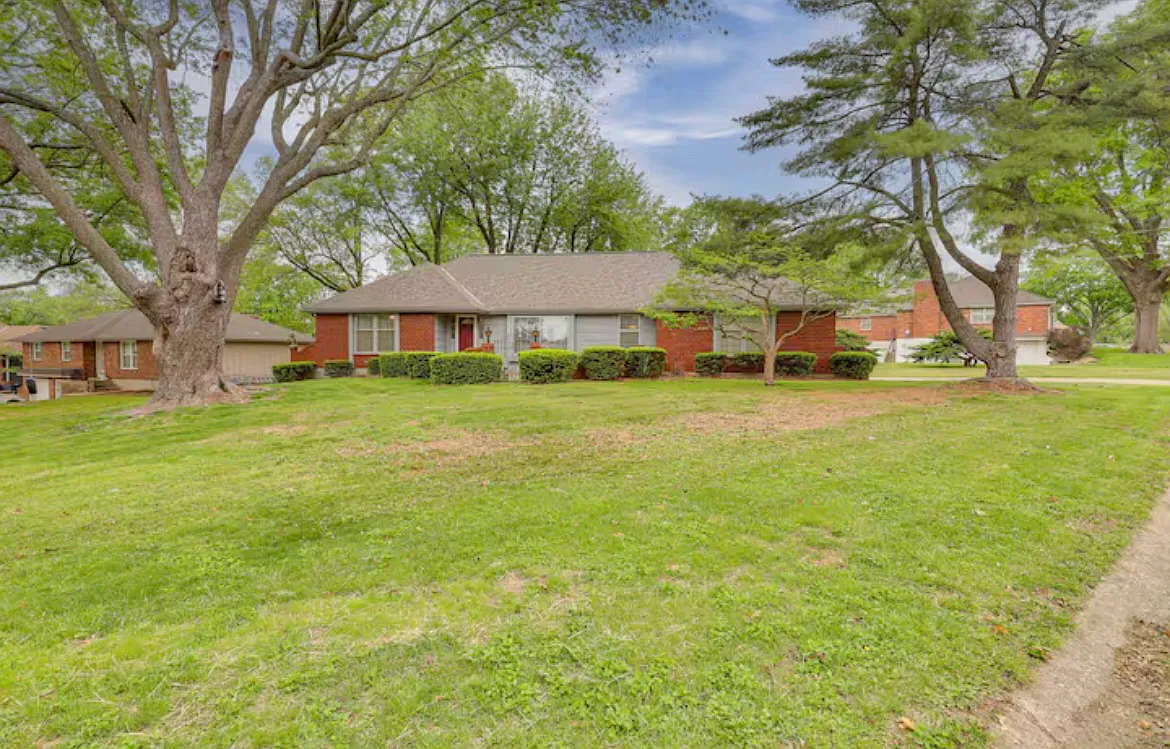 1301 SW Sunrise Dr — Photo 1