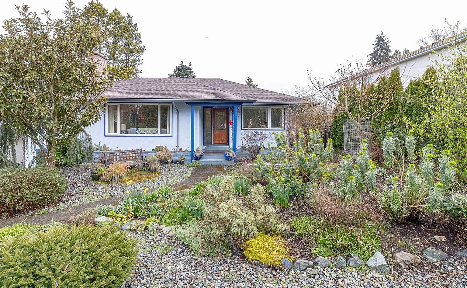 1052 Craigflower Rd