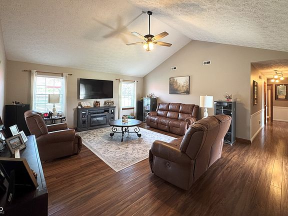 5th image of 300 Kathryn Ct