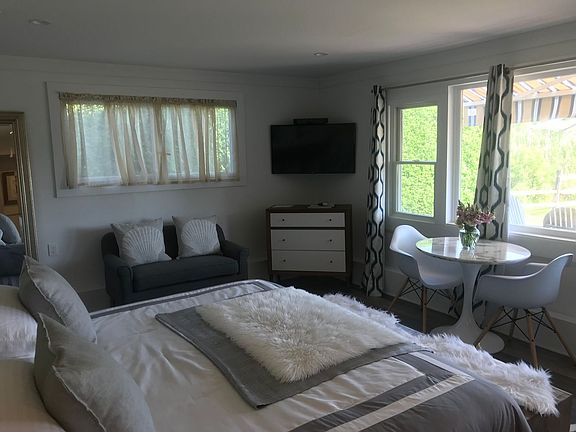 3rd image of 18 Old Fort Ln