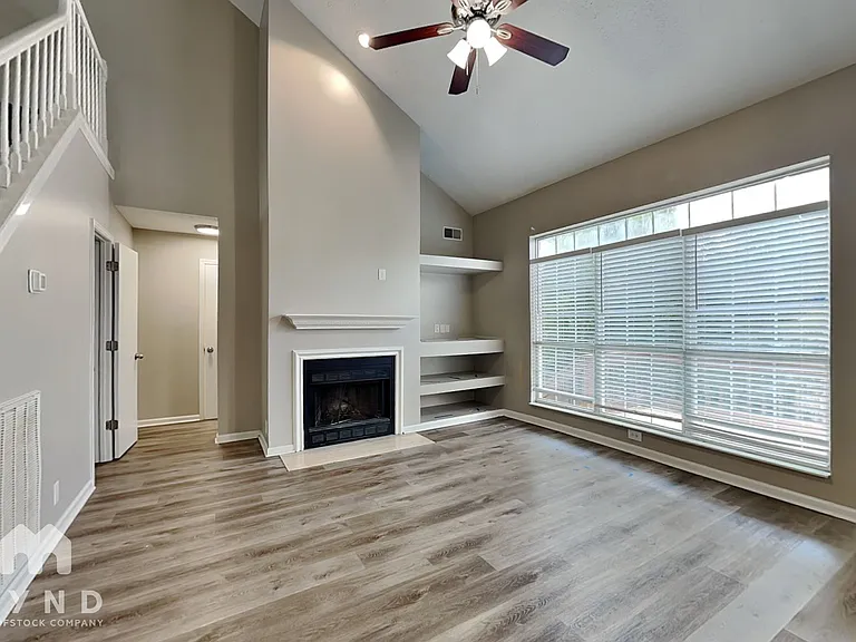 3100 Creekview Ln — Photo 2
