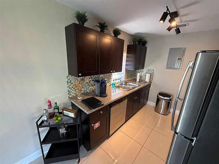 608 NE 29th Dr #1 — Photo 9