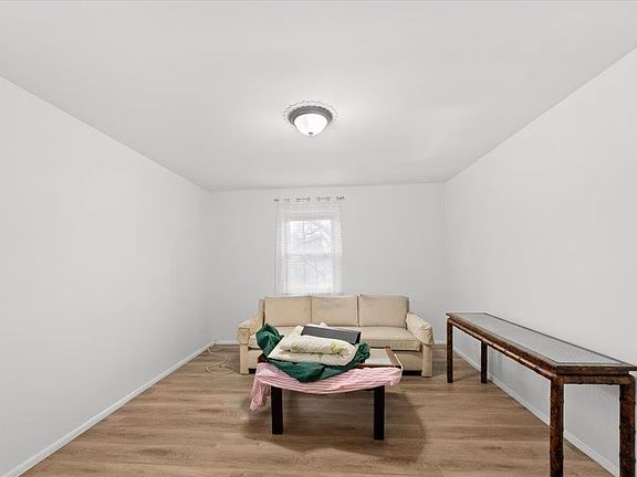 3rd image of 3218 Colden Ave Floor 1