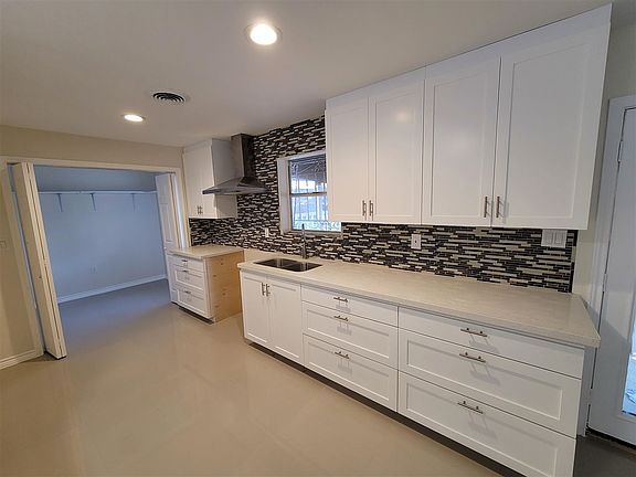 4th image of 308 Richmond Ct