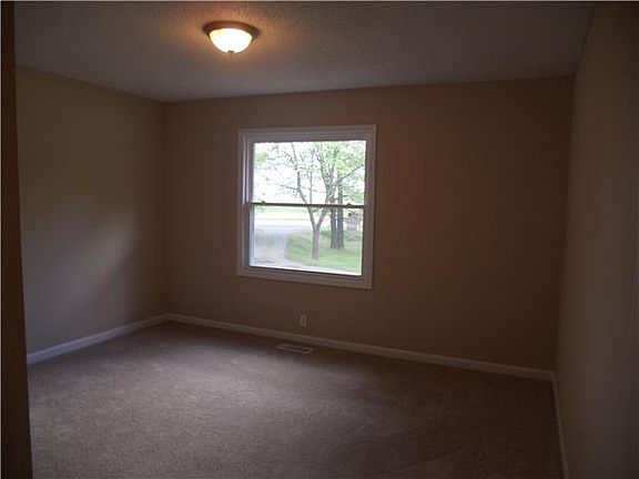 3 bedrooms w/ carpet