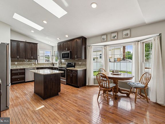 5th image of 44 Dorothy Ln