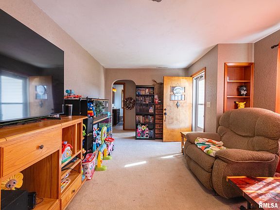 5th image of 128 N Luellyn Pl