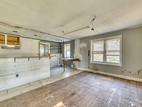 4th image of 5934 Roseland Ave