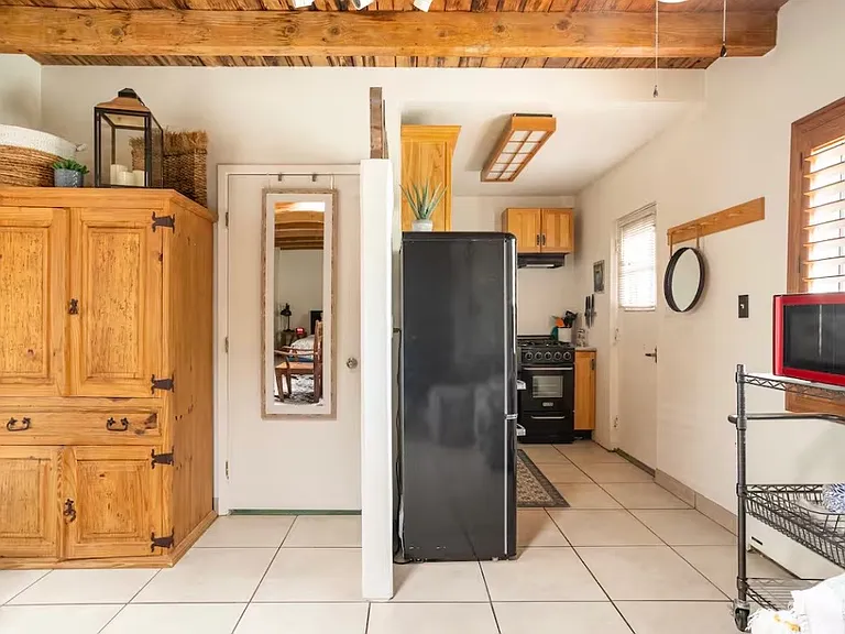 903 E Hedrick Dr — Photo 4