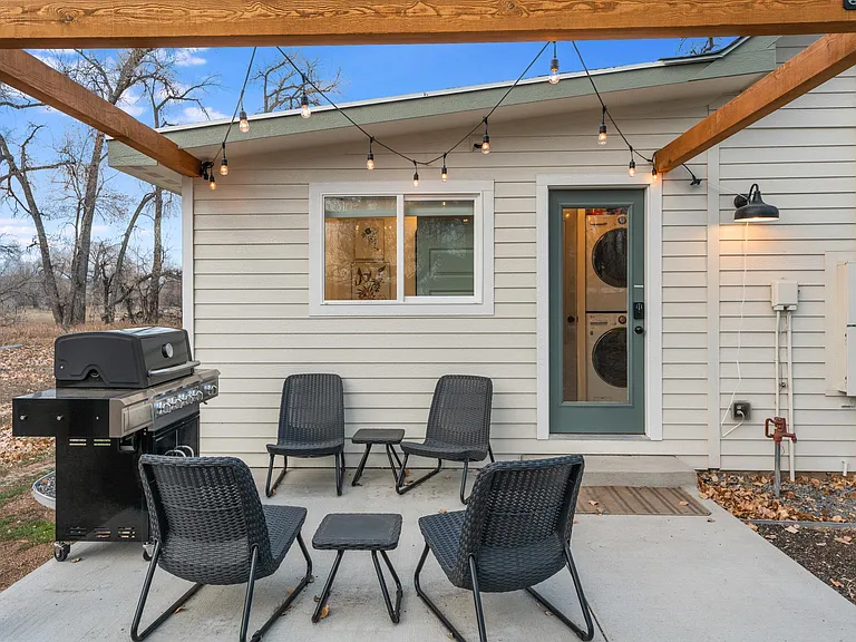 2417 N Overland Trl — Photo 37