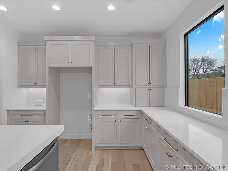 515 W El Paso St — Photo 27