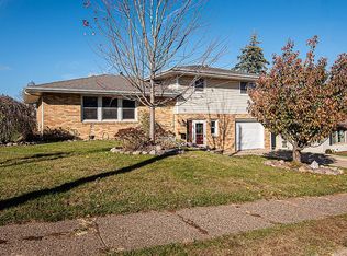 2205 Woodlawn St, Dubuque, IA 52001