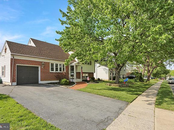 3rd image of 224 Bard Ave