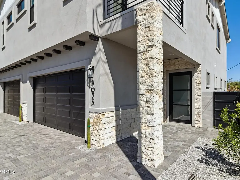 902 W Hazelwood St #B — Photo 2