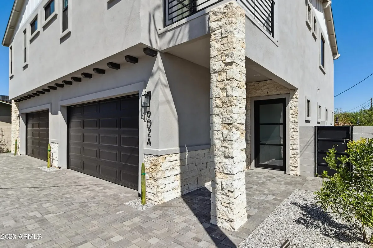 Building Photo - 902 W Hazelwood St #B