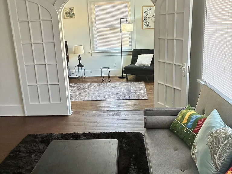 401 W Elliott Ave #B — Photo 3