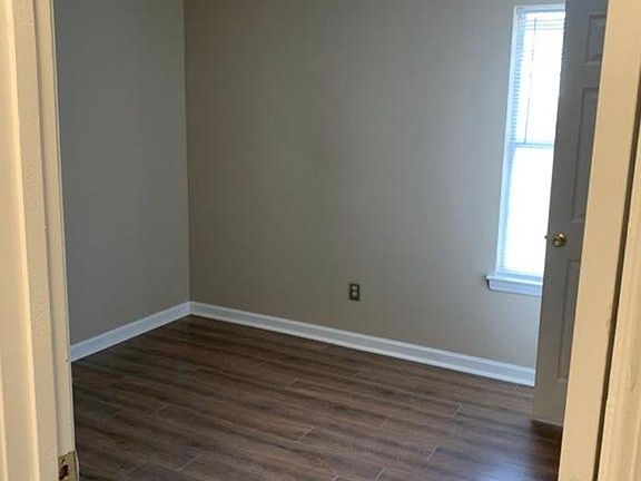 4th image of 385 Garden Walk S