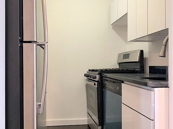 4th image of 220 E 53rd St APT 2