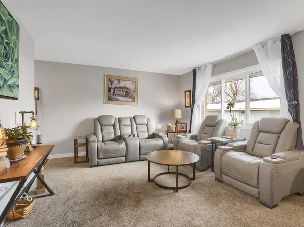 609 Market St S APT 8, Shakopee, MN 55379