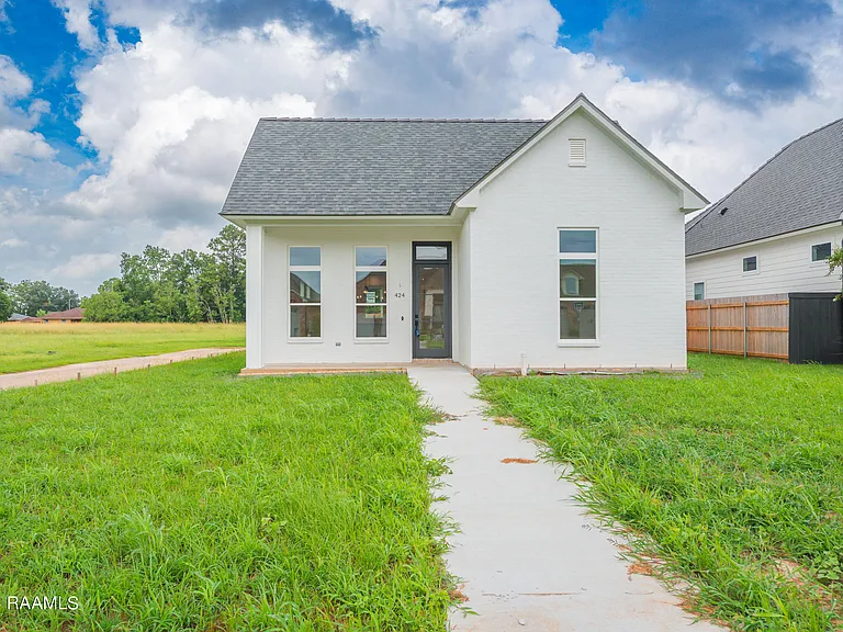 424 Dunvegan Ct — Photo 2