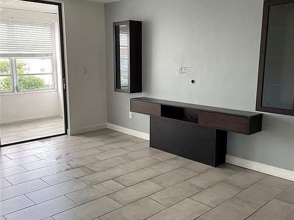 4th image of 2850 Somerset Drive #404l