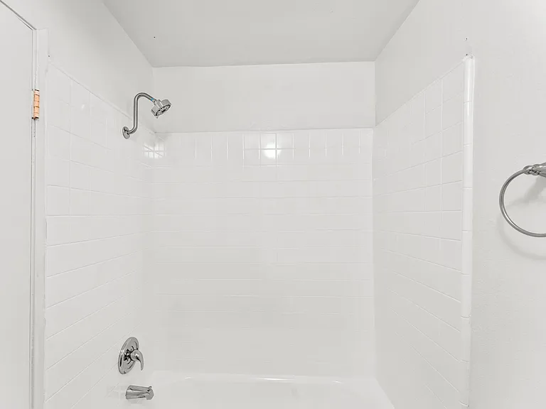 Greenbrier Apartments — Photo 28