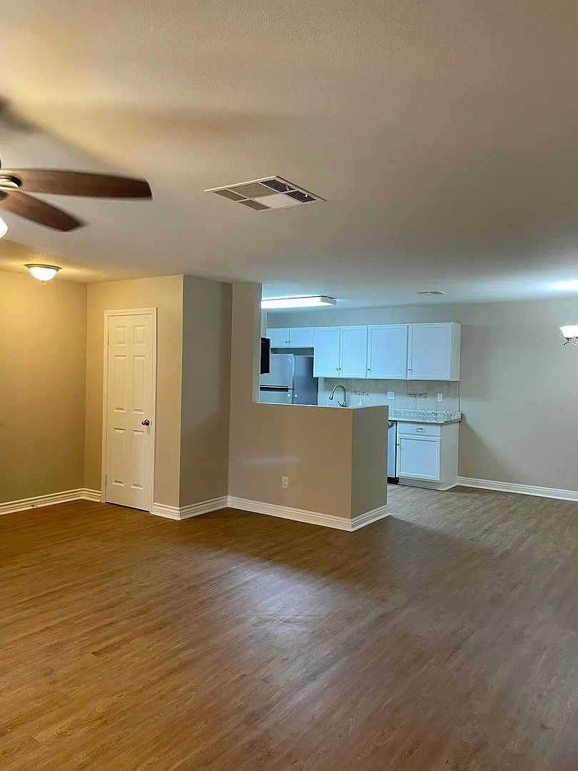 Captivating and Impeccable 3 Bedroom, 2 Bathroom in gated community — Photo 4