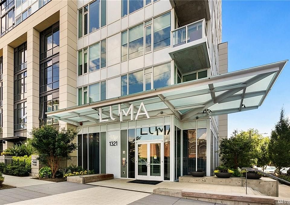 Almost new LUMA Condominium in 1st Hill/SEA luxury building. 1 secure garage parking #142 plus storage #59