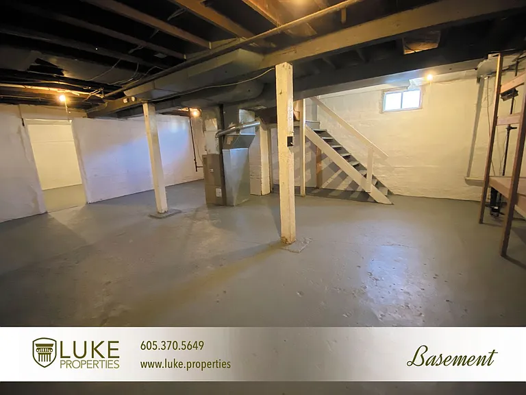 1405 E 8th St — Photo 18