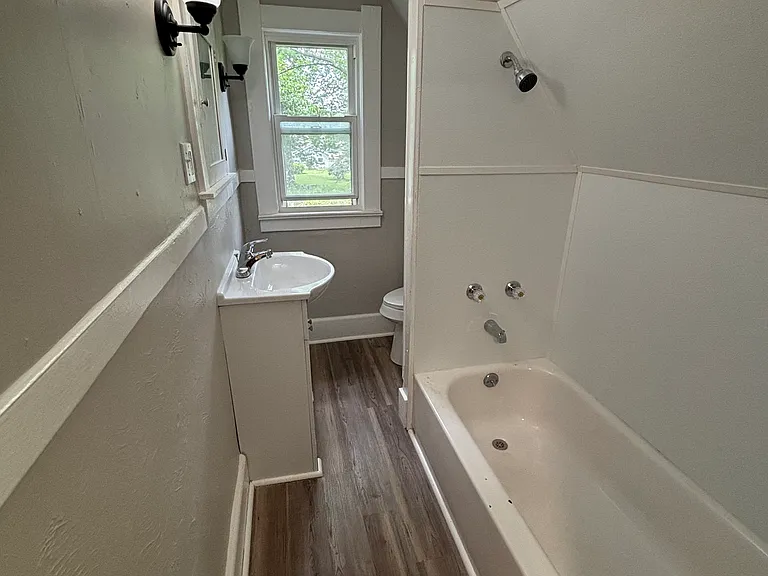 3827 1/2 Lockwood Ave — Photo 8