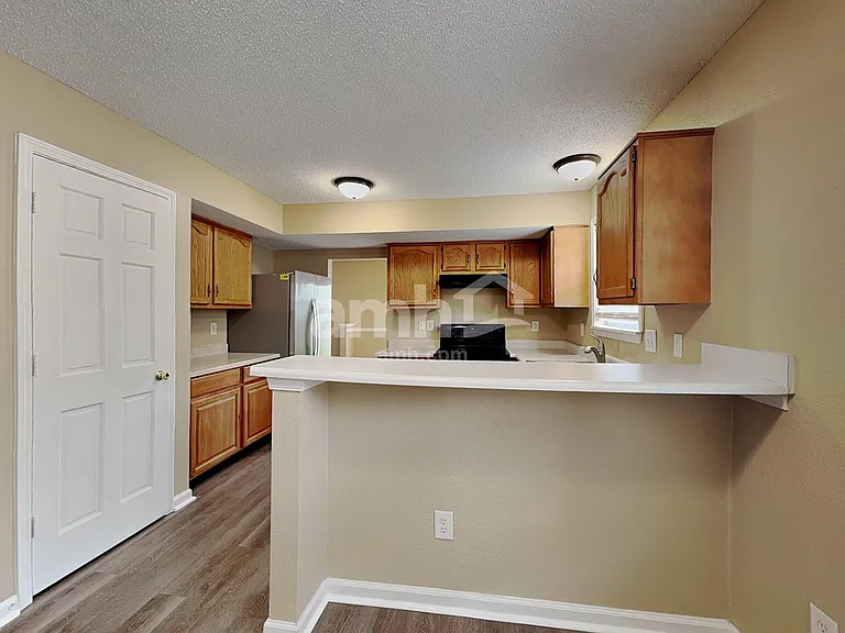 635 Cloverfield Ln — Photo 4