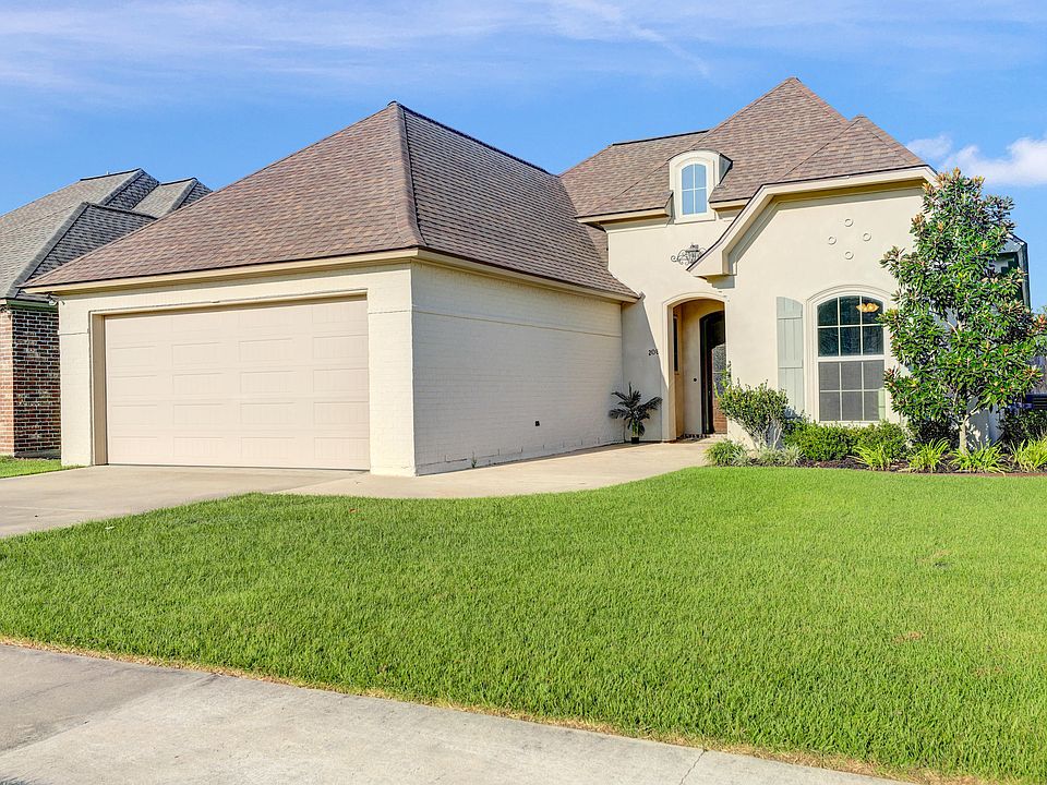 1st image of 208 Golden Cypress Dr