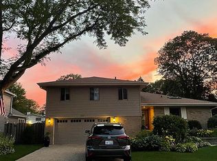 850 Hawthorne Ln, Northbrook, IL