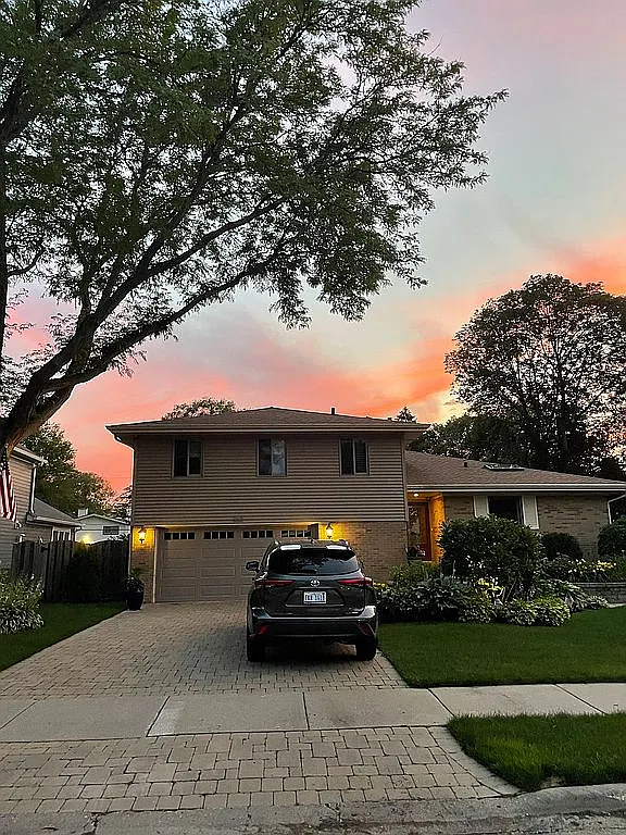 850 Hawthorne Ln photo 1