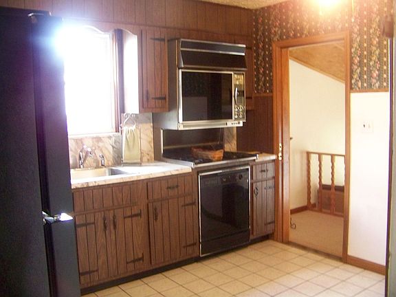 kitchen w/table space