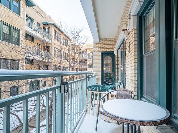 4th image of 4322 N Clarendon Ave APT 2210