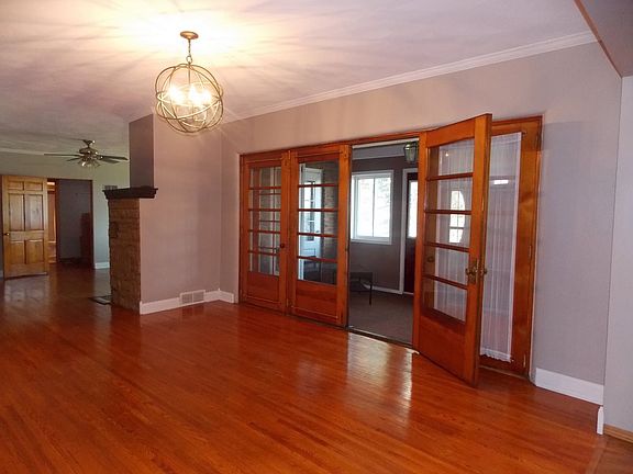 3rd image of 202 Platteville Ave