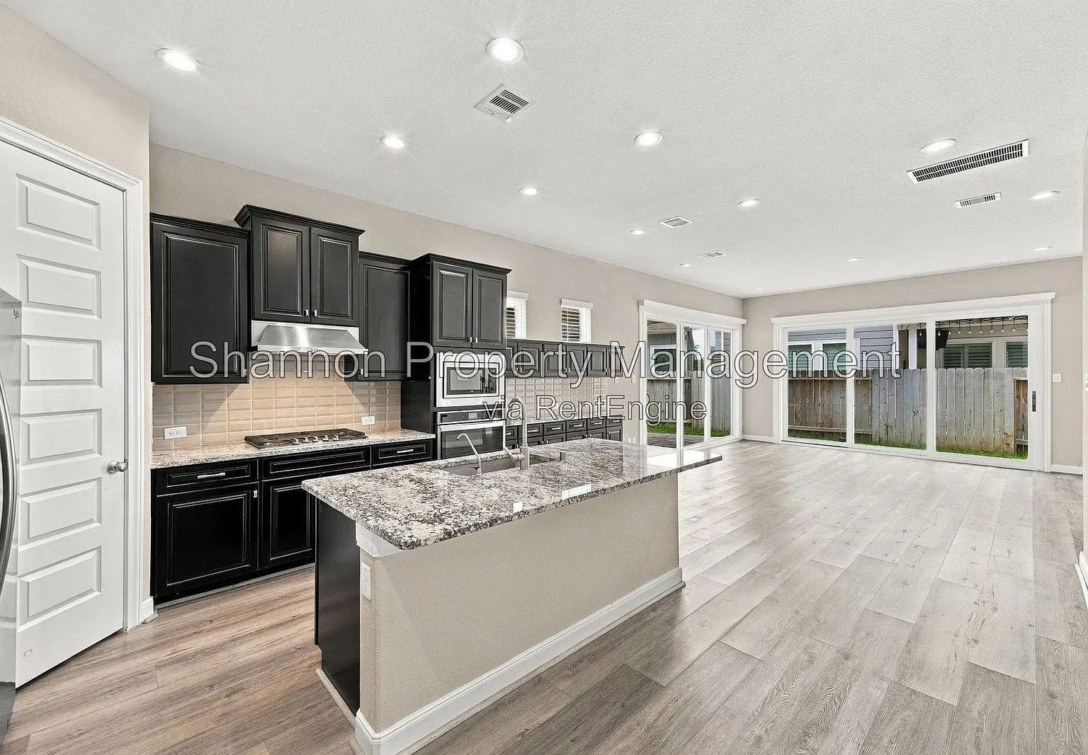 4 bed, 2.0 bath, 2560 sqft, $3,295 — Photo 4
