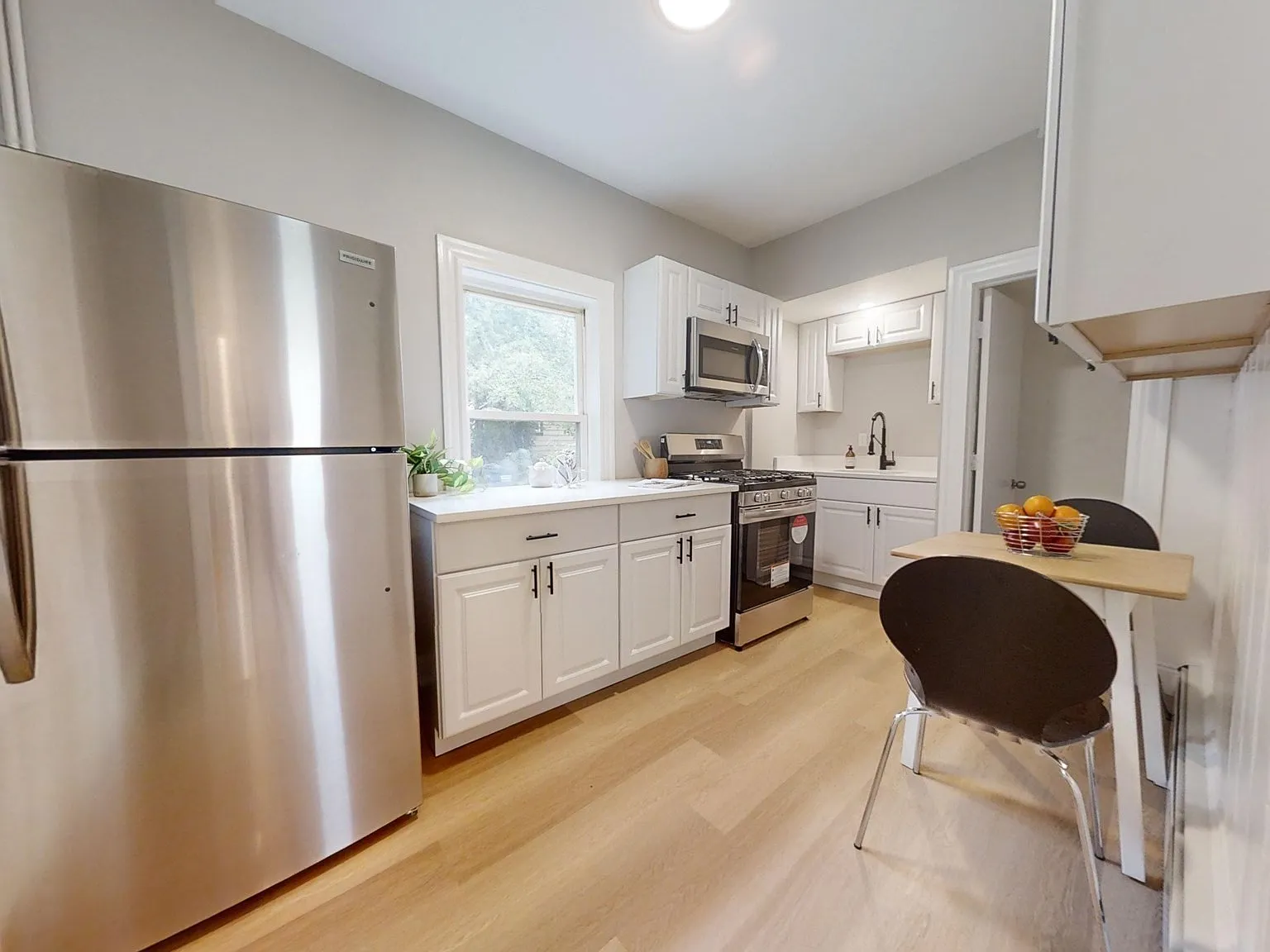 2 bed, 1.0 bath, 640 sqft, $3,000 — Photo 4