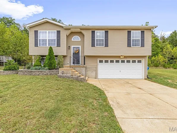 1552 Saint Charles Dr, Hillsboro, MO 63050