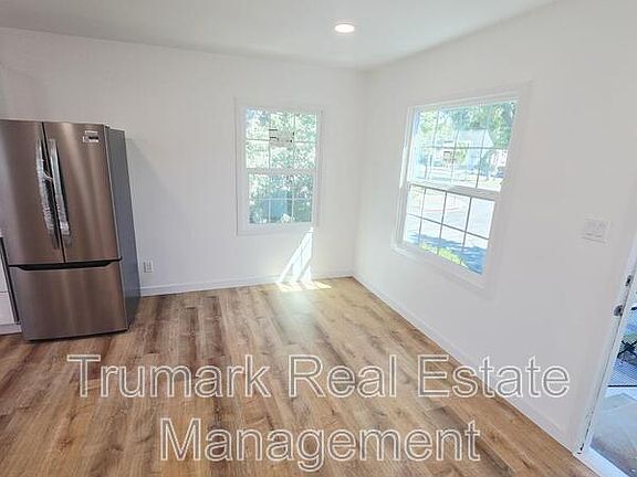3rd image of 938 W Glenoaks Blvd APT 7