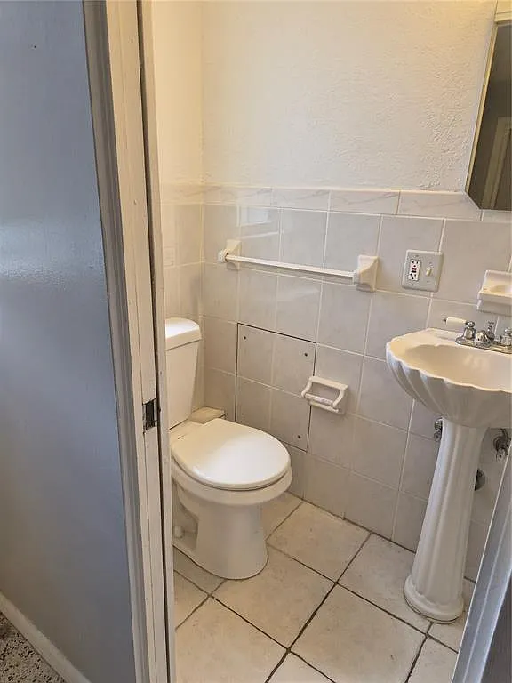 3 bed, 2.0 bath, 1456 sqft, $2,400 — Photo 2